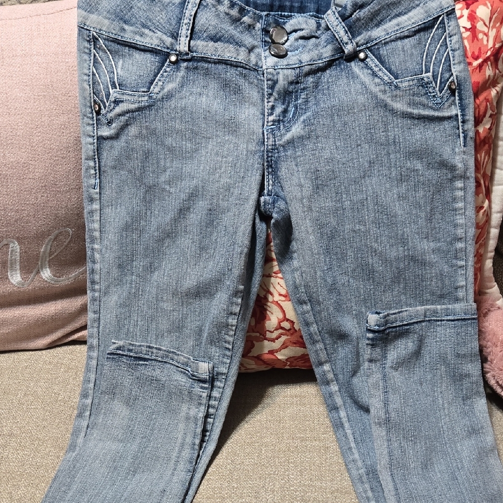 Blue Skinny Jeans with Distressed Details and Stretch